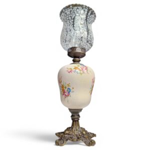 Transforme a sua decoração com este requintado conjunto de 2 candeeiros vintage, que combinam elegância clássica e detalhes artesanais. Com uma estética romântica e sofisticada, cada candeeiro apresenta uma estrutura harmoniosa composta por base em bronze ornamentado, corpo em loiça pintada à mão com padrões florais e abajur em vidro ricamente decorado com padrões gravados. 🌿 Características: ✔ Material: Bronze, loiça pintada à mão e vidro trabalhado ✔ Altura: 53 cm ✔ Largura: 13 cm ✔ Estilo: Clássico europeu, ideal para decoração vintage ou shabby chic ✔ Condição: Em excelente estado de conservação e funcionamento