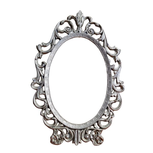 Moldura metálica oval com ornamentos