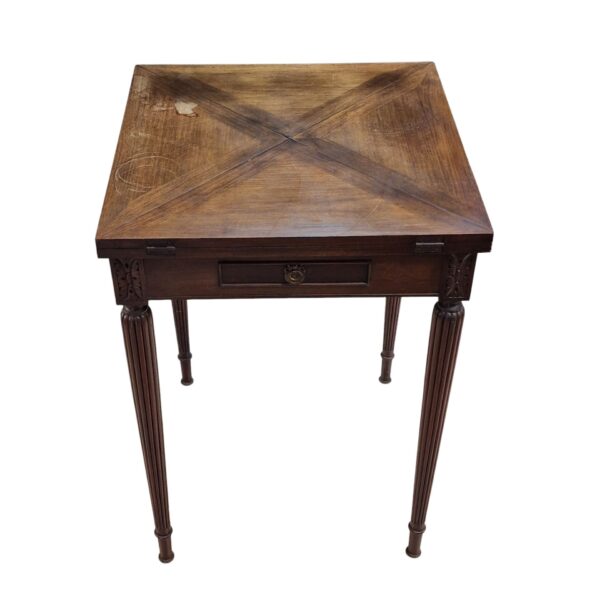 Mesa de jogo em madeira nobre com tampo rebatível