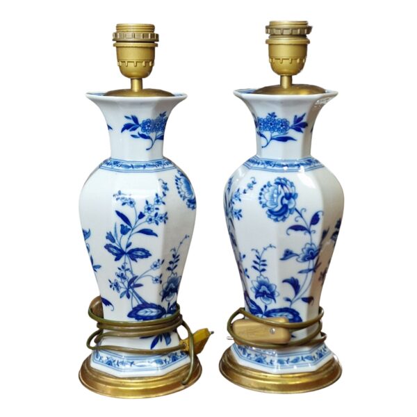 Par de Candeeiros Vista Alegre em Porcelana com Montagens em Metal Dourado