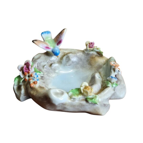 Conjunto em porcelana Aveiro: porta-joias florido e dois pratos decorativos com pássaros
