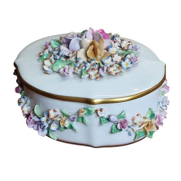 Conjunto em porcelana Aveiro: porta-joias florido e dois pratos decorativos com pássaros