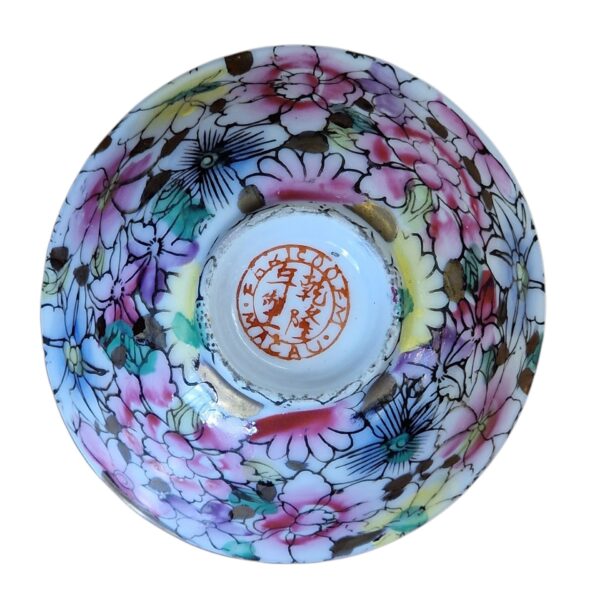 Conjunto decorativo em porcelana de Macau com padrão floral e dourado (7 peças)