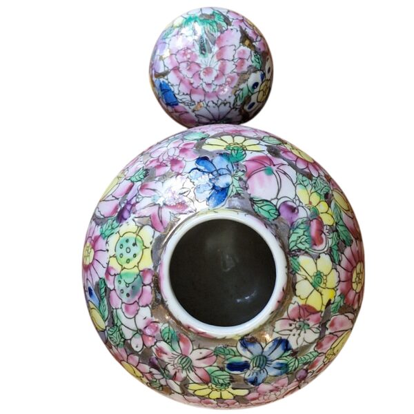 Conjunto decorativo em porcelana de Macau com padrão floral e dourado (7 peças)