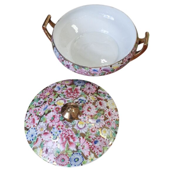 Conjunto decorativo em porcelana de Macau com padrão floral e dourado (7 peças)
