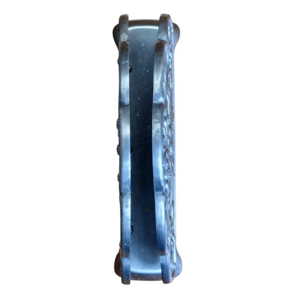 Porta-guardanapos em metal com relevo floral