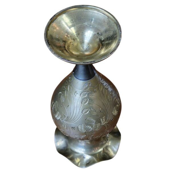 Jarra decorativa em metal com bojo floral gravado