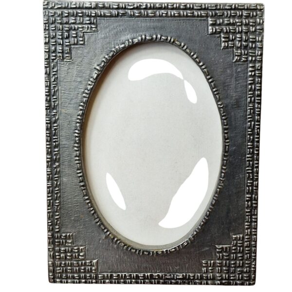 Moldura retangular estilo art déco com acabamento metálico