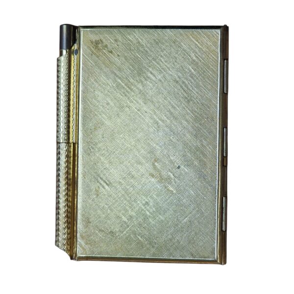 Bloco de notas vintage com caneta e detalhe floral