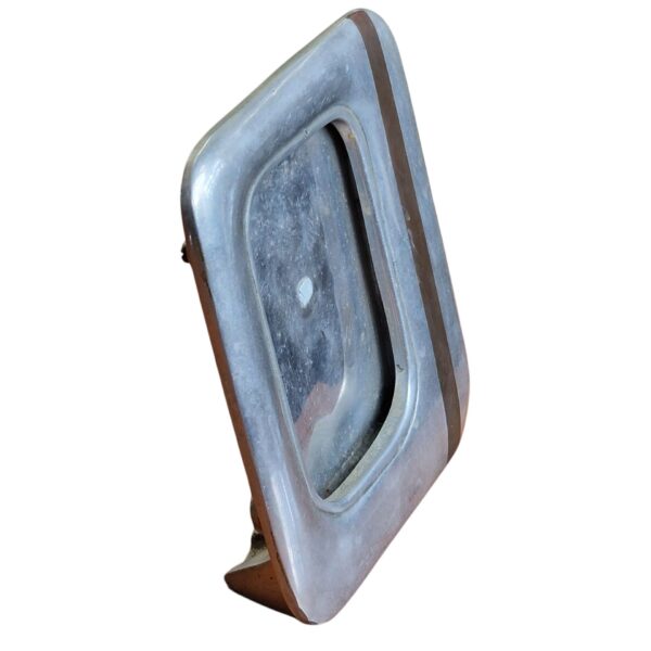 Moldura Ornato em metal polido com detalhe em contraste