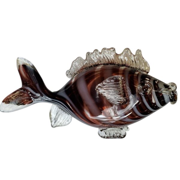 Escultura de peixe em vidro soprado artesanal, proveniente da Marinha Grande, com detalhes em vidro translúcido e corpo marmoreado em tons âmbar, castanho e branco. Uma peça decorativa de grande presença visual.