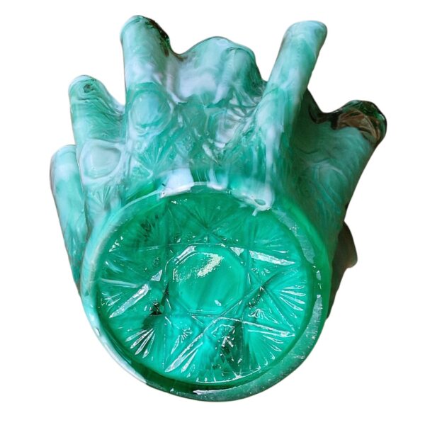 Jarra decorativa em vidro moldado com acabamento ondulado verde e branco