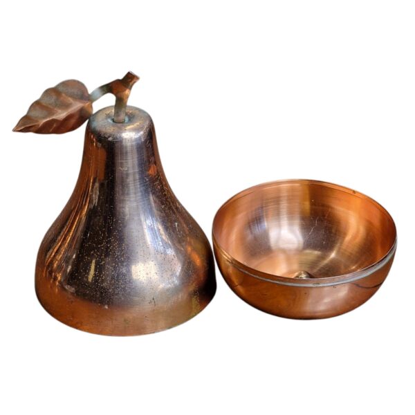 Pera decorativa em cobre com compartimento oculto