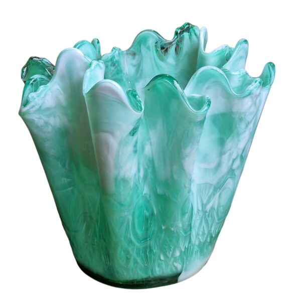 Jarra decorativa em vidro moldado com acabamento ondulado verde e branco