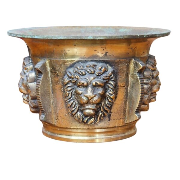 Almofariz em bronze com pilão e decoração de cabeças de leão