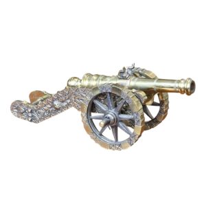 Canhão decorativo em metal com inscrição “Portugal”