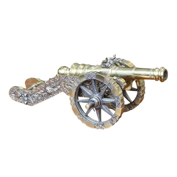 Canhão decorativo em metal com inscrição “Portugal”