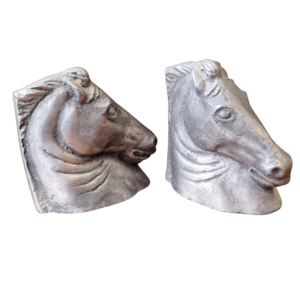 Par de Bustos de Cavalo em Metal – Travalivros com Assinatura “JFC”