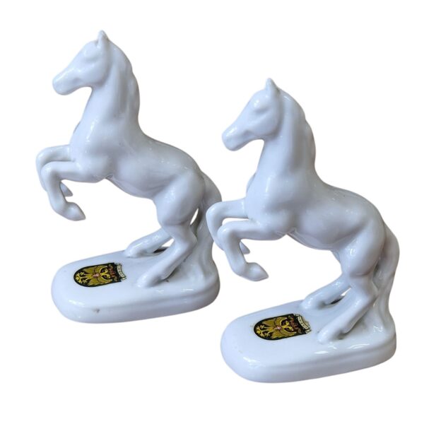 Par de cavalinhos de porcelana branca com brasão – Wein, Alemanha