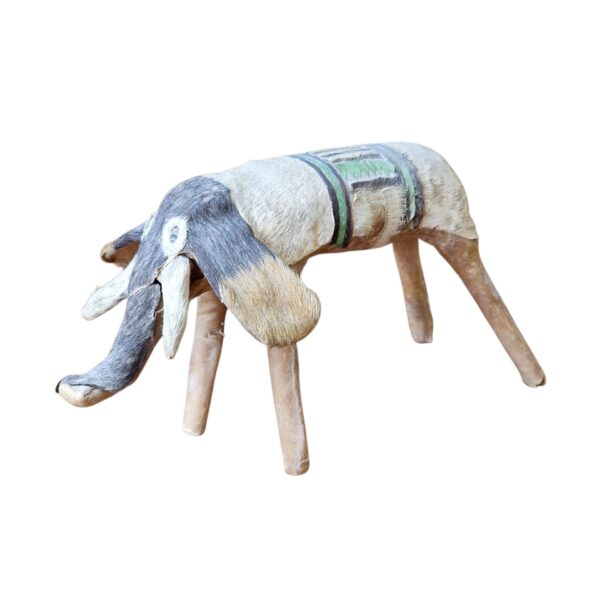 Escultura Animal em Barro com Revestimento em Couro e Pêlo Natural