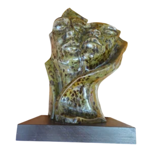 Escultura Primitiva em Cerâmica Vidrada Verde – Figura Abstrata