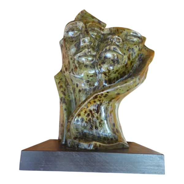 Escultura Primitiva em Cerâmica Vidrada Verde – Figura Abstrata