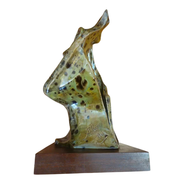 Escultura Primitiva em Cerâmica Vidrada Verde – Figura Abstrata