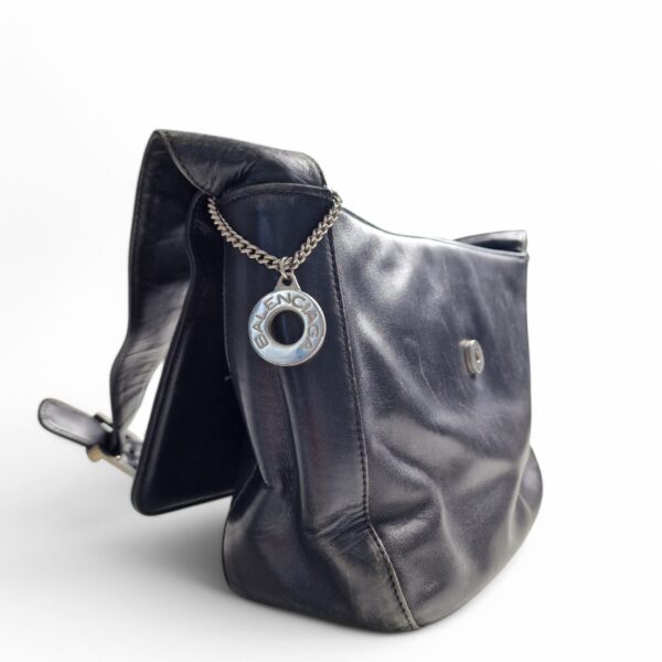Mala de Ombro Vintage Balenciaga em Pele Preta com Medalhão Metálico