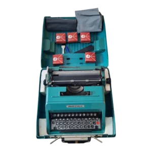 Máquina de Escrever Olivetti Studio 45 Vintage com Mala Original – Anos 60/70 – Azul Turquesa
