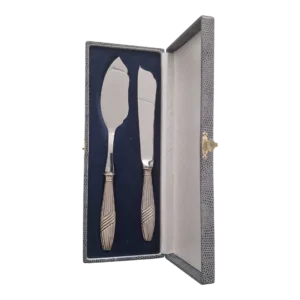 https://new.vintagelx.com/loja/pratas/conjunto-servir-peixe-cabos-prata-javali-ii-833-e-estojo-original-26cm-portugal-1887-1937/
