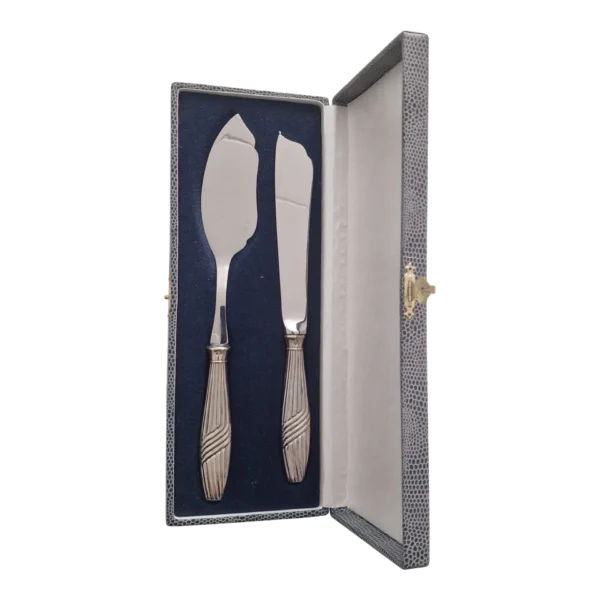 https://new.vintagelx.com/loja/pratas/conjunto-servir-peixe-cabos-prata-javali-ii-833-e-estojo-original-26cm-portugal-1887-1937/