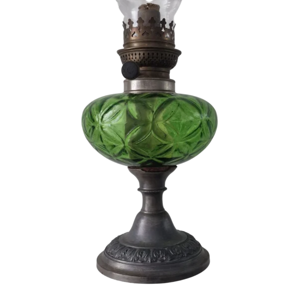 Candeeiro a Petróleo Antigo “Déposé” em Vidro Verde Moldado – França/Bélgica, c. 1890-1920