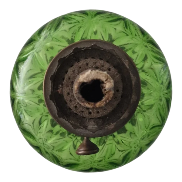 Candeeiro a Petróleo Antigo “Déposé” em Vidro Verde Moldado – França/Bélgica, c. 1890-1920