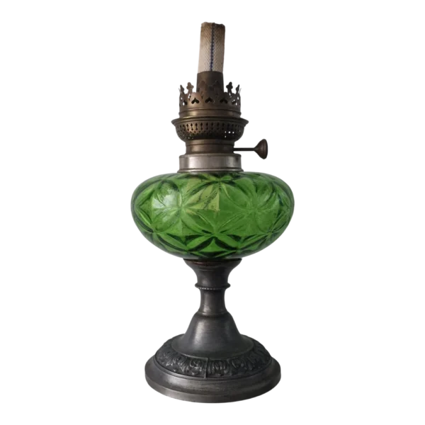 Candeeiro a Petróleo Antigo “Déposé” em Vidro Verde Moldado – França/Bélgica, c. 1890-1920