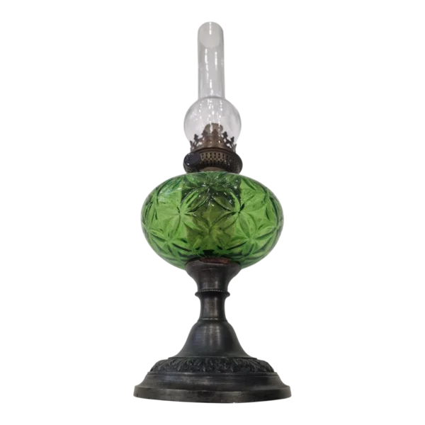 Candeeiro a Petróleo Antigo “Déposé” em Vidro Verde Moldado – França/Bélgica, c. 1890-1920