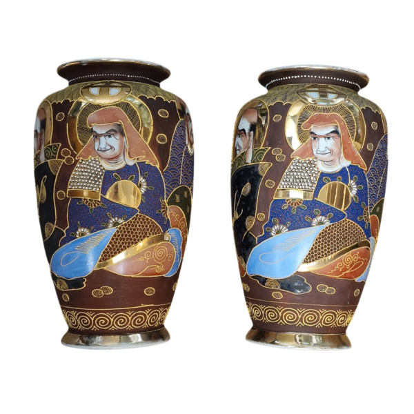 Par de Jarrões Japoneses Satsuma Moriage Dai Nippon em Porcelana Pintada à Mão - 36 cm (início do séc. XX)